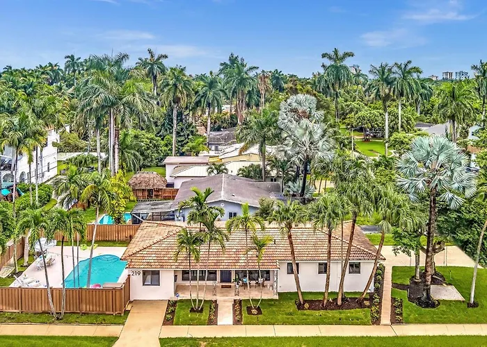 Tropical Oasis With Pool 10 Mins Airport & 5 Mins Beach